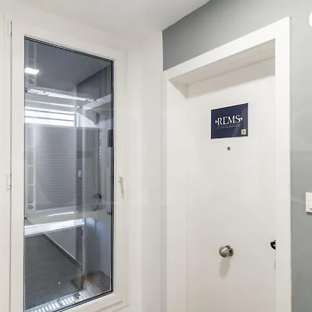 Urban Sky With Parking & Gym By Rems * مالقة